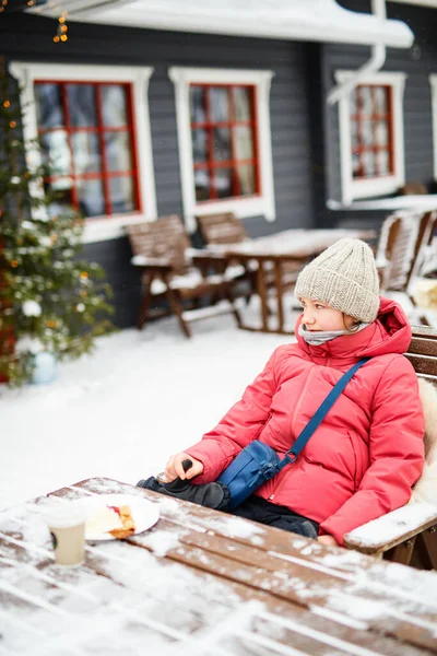 Schattig Pre Tiener Meisje Draagt Warme Kleren Outdoor Cafe Mooie — Stockfoto