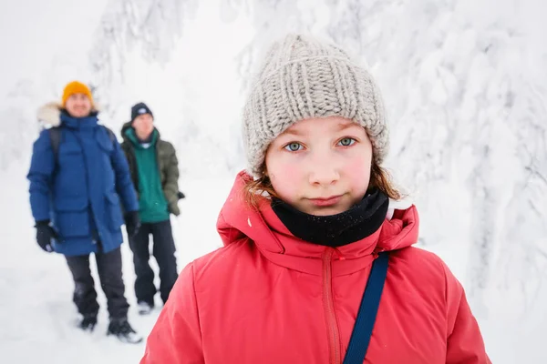 Güzel Bir Aile Karlı Kış Gününün Tadını Çıkarıyor — Stok fotoğraf