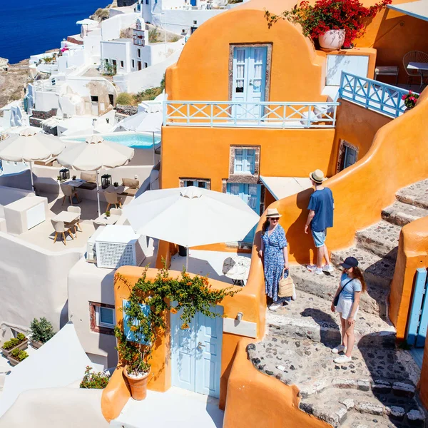 Familia Madre Hijos Disfrutando Paseando Por Impresionante Pueblo Oia Isla — Foto de Stock