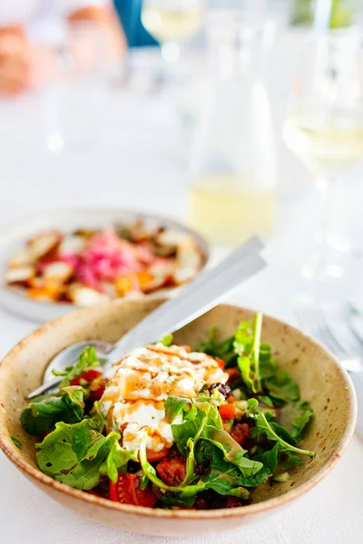 Heerlijke Santorini Salade Met Verse Groenten Griekse Geitenkaas Geserveerd Met — Stockfoto