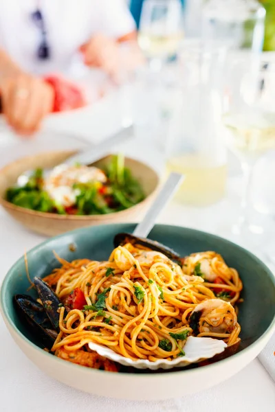 Délicieux Spaghettis Fruits Mer Servis Avec Vin Blanc Pour Déjeuner — Photo