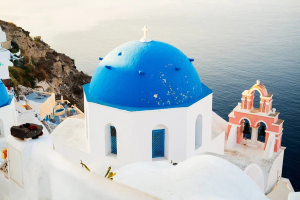 Chiesa Cupola Blu Oia Con Vista Spettacolare Caldera Che Circonda — Foto Stock