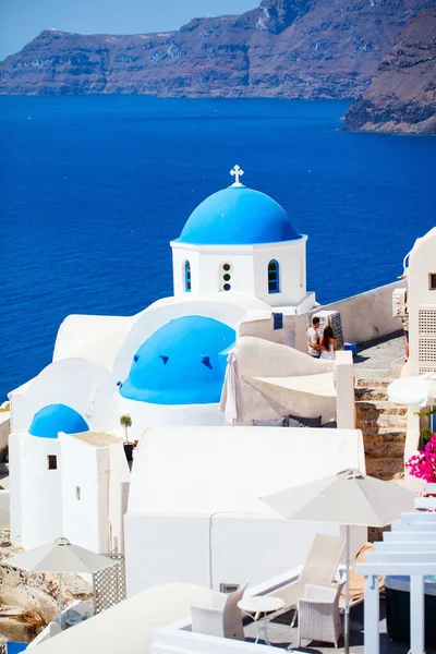 Igreja Cúpula Azul Oia Com Vista Para Caldeira Espetacular Torno — Fotografia de Stock