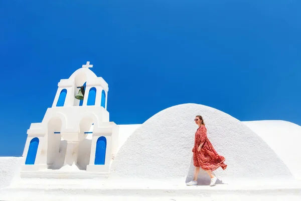 Schöne Mädchen Sommerurlaub Genießen Die Zeit Oia Dorf Auf Santorin — Stockfoto