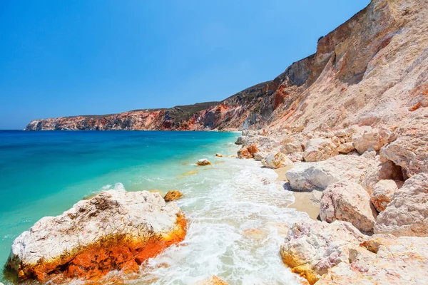 Idyllic Beach Surrounded Beautiful Cliffs Dotted Sea Caves Greek Island — Stock Photo, Image