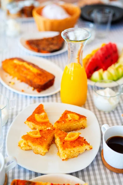 Deliciosa Torta Laranja Servida Para Café Manhã Com Suco Fresco — Fotografia de Stock