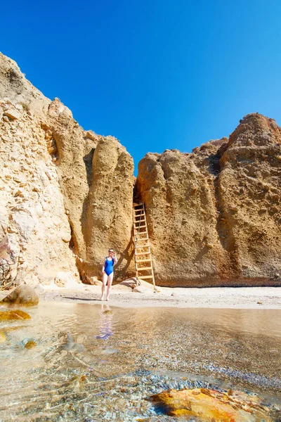 Young Girl Enjoying Secluded Tsigrado Beach Surrounded Amazing Cliffs Greek — Stock Photo, Image