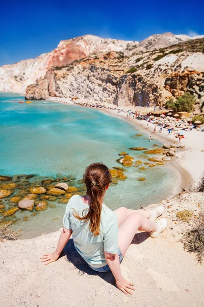 Chica Joven Disfrutando Vista Idílica Playa Fyriplaka Isla Griega Milos —  Fotos de Stock