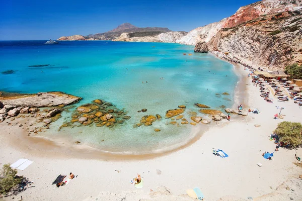 Praia Fyriplaka Idílica Cercada Por Belas Falésias Ilha Grega Milos — Fotografia de Stock