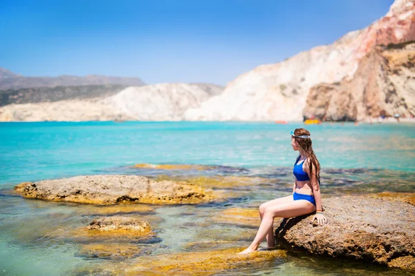 在希腊的米洛斯岛上 可爱的少女享受着田园诗般的费里普拉克海滩 四周是令人惊奇的悬崖 — 图库照片