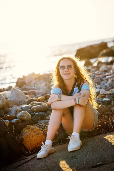 Adorável Adolescente Livre Desfrutando Pôr Sol Praia Dia Verão — Fotografia de Stock