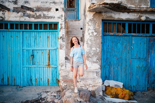 Imádnivaló Tinédzser Lány Élvezi Látogatás Színes Halászfalu Klima Szigetén Milos — Stock Fotó