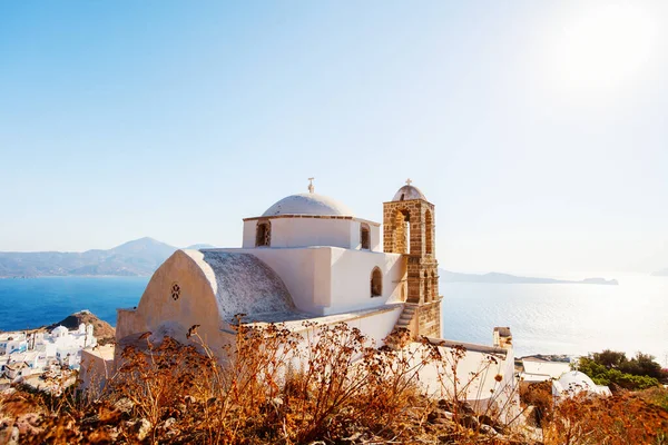 伝統的な白化されたギリシャ正教会を見下ろす息をのむような夕日ミロス島プラカ村の教会 — ストック写真