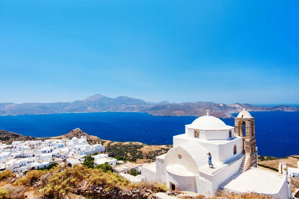 Iglesia Ortodoxa Griega Blanqueada Tradicional Pueblo Plaka Isla Milos — Foto de Stock