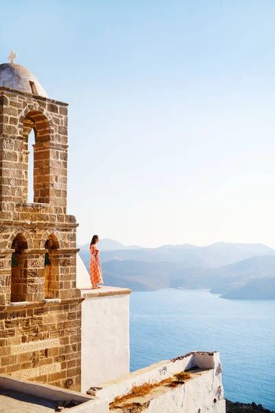 Niña Disfrutando Impresionantes Vistas Atardecer Desde Alto Iglesia Ortodoxa Griega — Foto de Stock