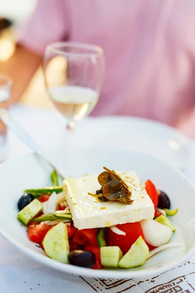 Смачний Грецький Салат Свіжими Овочами Сиром Кози Фета Подається Білим — стокове фото