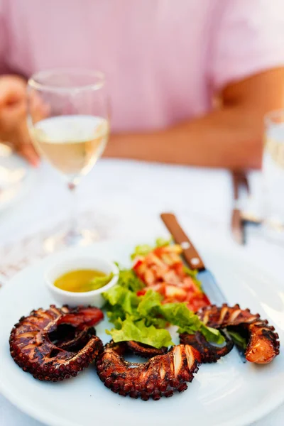 Läcker Grillad Bläckfisk Serverad Med Färska Grönsaker Och Vitt Vin — Stockfoto