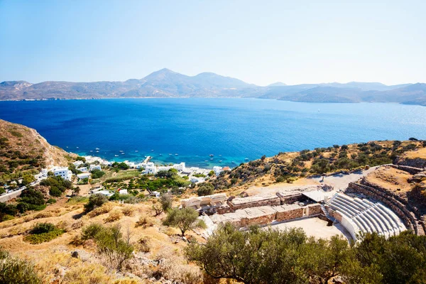 Häpnadsväckande Landskap Milos Grekland Med Antik Teater Förgrunden — Stockfoto