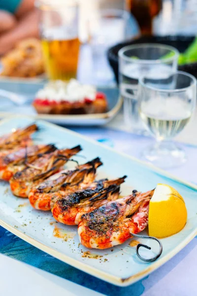 Lahodné Krevety Saganaki Podávané Bílým Vínem Obědu Restauraci — Stock fotografie