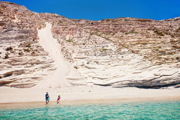 그리스의 밀로스 섬에서 외딴곳에 있는게라 해변을 즐기고 아버지와 — 스톡 사진