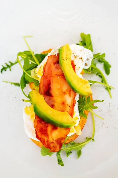 Vista Superior Deliciosos Huevos Benedict Desayuno Con Aguacate Tocino Servido —  Fotos de Stock