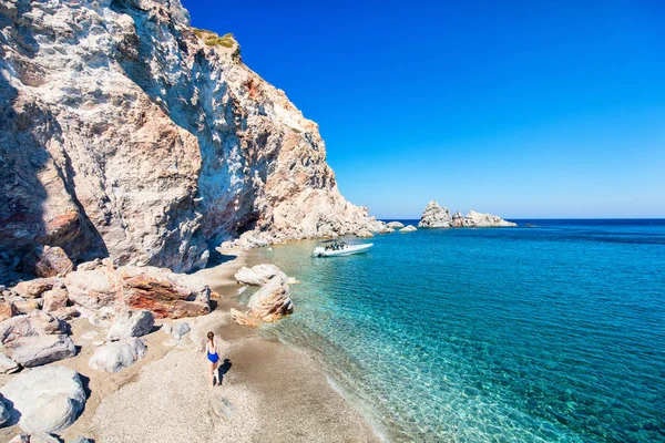 Chica Joven Caminando Playa Idílica Rodeada Increíbles Acantilados Isla Griega —  Fotos de Stock