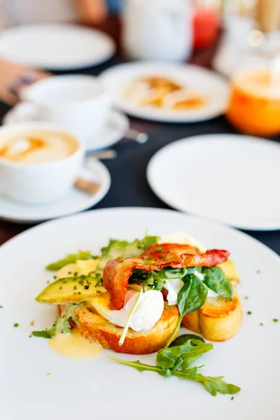 Delicious Eggs Benedict Breakfast Avocado Bacon Served Restaurant — Stock Photo, Image