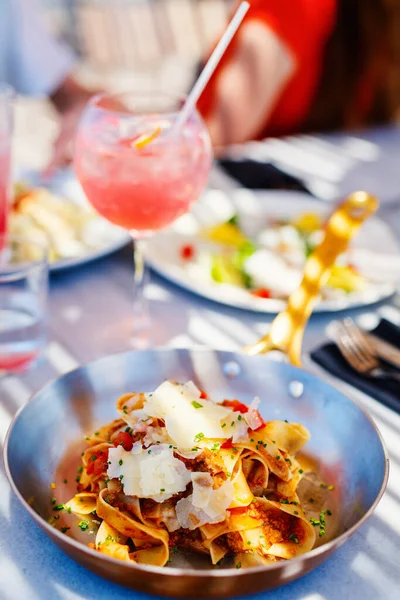 Lahodné Špagety Boloňské Podávané Obědu Nebo Večeři Restauraci — Stock fotografie