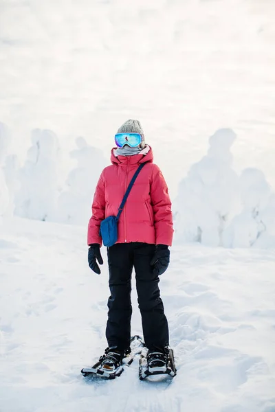 芬兰拉普兰 一个年轻姑娘穿着雪鞋 在雪地覆盖的森林里徒步旅行 非常可爱 — 图库照片
