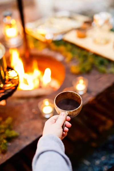 Close Van Vrouw Met Warme Drank Houten Beker Naast Open — Stockfoto