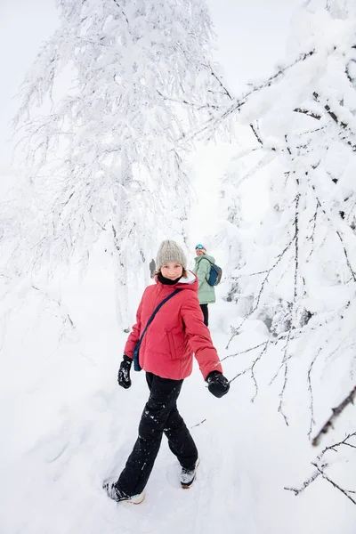 Carino Pre Teen Ragazza Godendo Tempo Con Famiglia Nella Foresta — Foto Stock