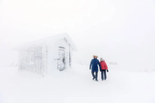 Familia Padre Hija Caminando Junto Una Cabaña Cubierta Nieve Día —  Fotos de Stock