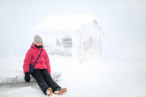 Linda Niña Pre Adolescente Descansando Junto Cabaña Cubierta Nieve Laponia —  Fotos de Stock