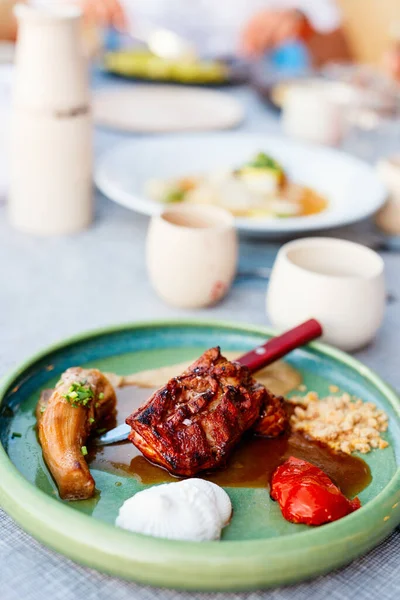 Heerlijke Gegrilde Lamsbout Geserveerd Voor Lunch Diner Restaurant — Stockfoto