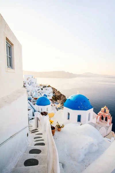 Chiesa Cupola Blu Oia Con Vista Spettacolare Caldera Che Circonda — Foto Stock