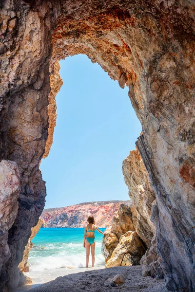 Söt Tonåring Flicka Njuter Hisnande Strand Prickad Med Fantastiska Havsgrottor — Stockfoto