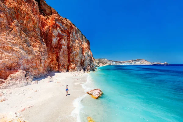 Молодая Девушка Ходит Идиллическому Пляжу Окружении Удивительных Скал Греческом Острове — стоковое фото