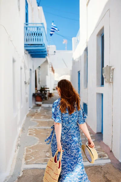 Bakåt Bild Ung Vacker Kvinna Promenader Längs Lugn Gata Pyrgos — Stockfoto