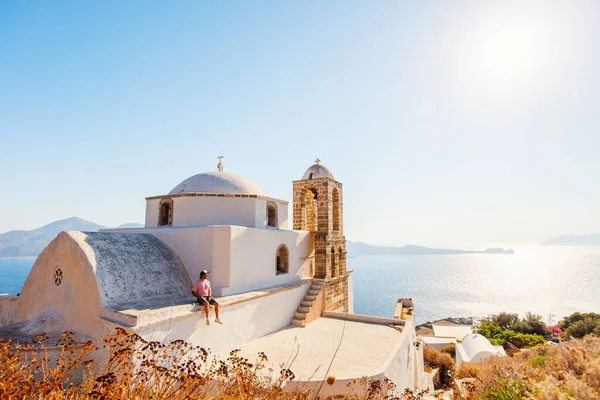 Joven Disfrutando Impresionantes Vistas Atardecer Desde Cima Iglesia Ortodoxa Griega —  Fotos de Stock