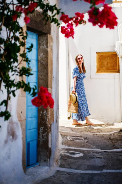 Young Beautiful Woman Walking Quiet Street Plaka Village Milos Island — Stock Photo, Image