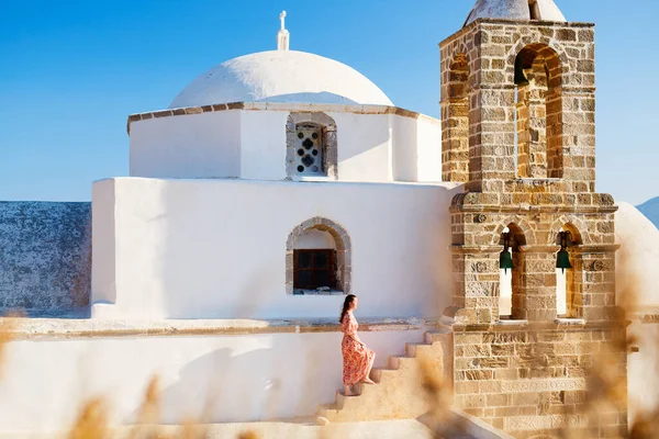 Young Girl Exploring Traditional Whitewashed Greek Orthodox Church Plaka Village — Stock Photo, Image