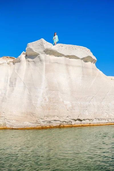 Vonzó Fiatal Élvezi Kilátást Szikláról Sarakiniko Strand Sziget Milos Görögországban — Stock Fotó