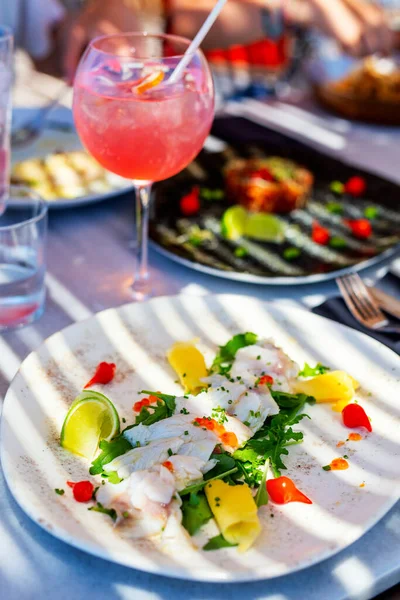 Gros Plan Carpaccio Poisson Frais Gastronomique Servi Pour Déjeuner Dans — Photo