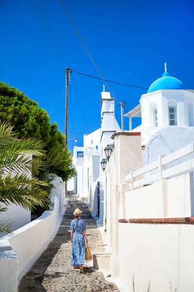 Bakåt Syn Ung Kvinna Sommarsemester Promenader Nära Blå Kupolkyrka Pyrgos — Stockfoto