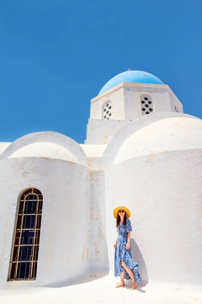 Hermosa Mujer Joven Caminando Cerca Iglesia Cúpula Azul Pueblo Pyrgos — Foto de Stock