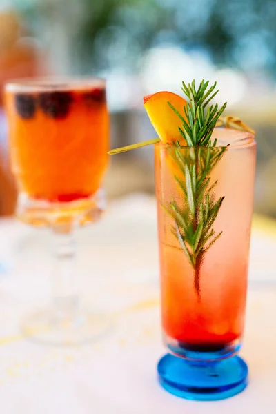 Nahaufnahme Farbenfroher Tropischer Cocktails Die Einer Bar Oder Einem Restaurant — Stockfoto