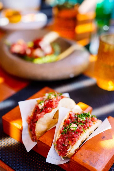 Zbliżenie Świeże Pyszne Tacos Tuńczyka Serwowane Obiad Restauracji — Zdjęcie stockowe