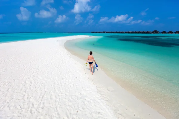 Jeune femme à la plage tropicale — Photo