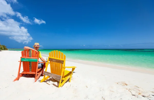 Hombre disfrutando de vacaciones de playa — Foto de Stock