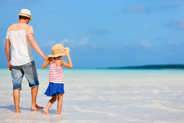 Pai e filha na praia — Fotografia de Stock